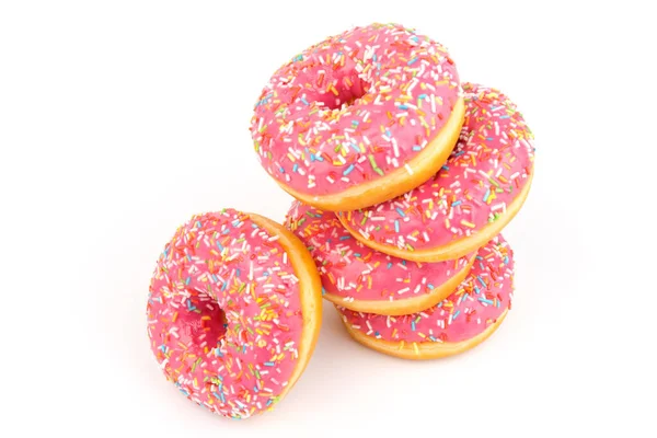 Beyaz arka planda izole edilmiş çilek kremalı ve çok renkli çörekler. Geleneksel tatlı hamur işleri. Metin için yer.