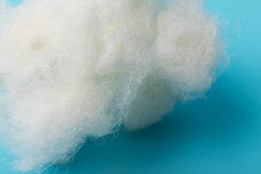 White Air Sintepon 'da. Yastık Malzemesi Tipi. Mavi arkaplan üzerinde Sintepon Doldurucu, yumuşak doku