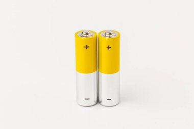 Beyaz arka planda alkalin pilli kompozisyon. Kimyasal atık