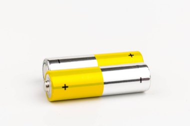 Beyaz arka planda alkalin pilli kompozisyon. Kimyasal atık