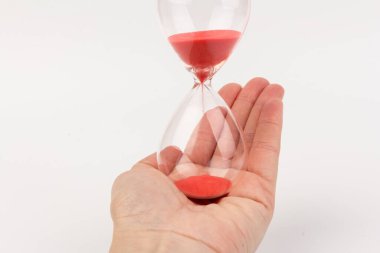 Modern kum saati. Kristal kum bardağının ampullerinden sızan kum saati. Zamanın sembolü. Geri sayım. Zaman Yönetimi. İş bitimi ve liderlik için kum saati konsepti