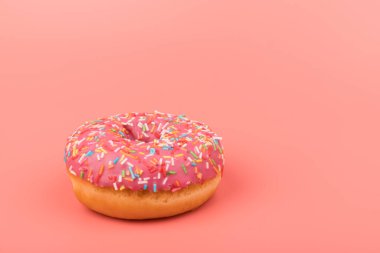 Çilek kremalı ve çok renkli donutlar, pembe arka planda izole edilmiş. Geleneksel tatlı hamur işleri. Metin için yer.