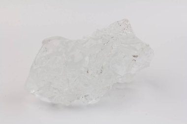 Kırık kristalleri ve köpüklü arka planı ışığa karşı olan şeffaf Ice Floe. Soğuk kış buz dokusu. Kapat, makro soyut desen detayı. 