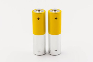 Beyaz arka planda alkalin pilli kompozisyon. Kimyasal atık