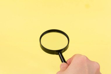 Sarı arka planda bir büyüteç kapat. Bilim araştırma konsepti. Üst Manzara. Düz yatıyordu. Uzayı kopyala Yaratıcı minimalizm. Tasarım ögesi.