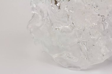 Kırık kristalleri ve köpüklü arka planı ışığa karşı olan şeffaf Ice Floe. Soğuk kış buz dokusu. Kapat, makro soyut desen detayı. 