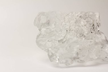 Kırık kristalleri ve köpüklü arka planı ışığa karşı olan şeffaf Ice Floe. Soğuk kış buz dokusu. Kapat, makro soyut desen detayı. 