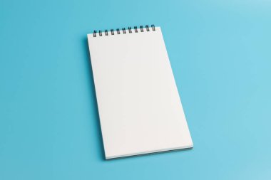Mavi arkaplanda açık spiral boş defterin üst görünümü 
