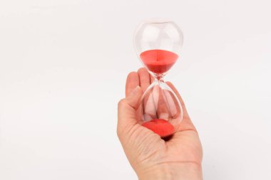 Modern kum saati. Kristal kum bardağının ampullerinden sızan kum saati. Zamanın sembolü. Geri sayım. Zaman Yönetimi. İş bitimi ve liderlik için kum saati konsepti