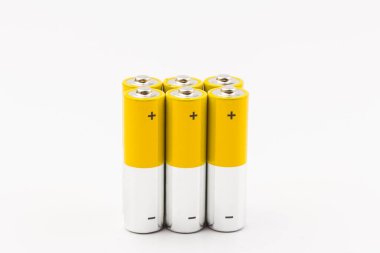 Beyaz arka planda alkalin pilli kompozisyon. Kimyasal atık