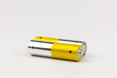 Beyaz arka planda alkalin pilli kompozisyon. Kimyasal atık