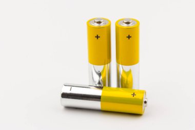 Beyaz arka planda alkalin pilli kompozisyon. Kimyasal atık