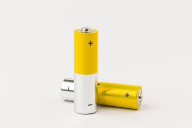 Beyaz arka planda alkalin pilli kompozisyon. Kimyasal atık