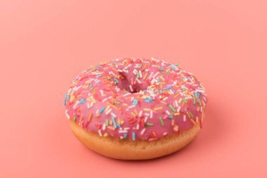 Çilek kremalı ve çok renkli donutlar, pembe arka planda izole edilmiş. Geleneksel tatlı hamur işleri. Metin için yer.