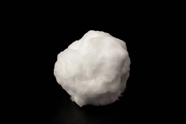 Stos Białego Śniegu Odizolowany Czarnym Tle Struktura Śniegu Lodu Zbliżenie — Zdjęcie stockowe