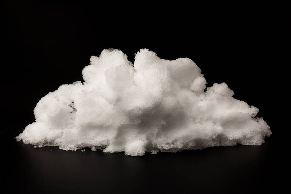 кучка белого снега изолированы на черном фоне. Структура снега и льда. Крупный план.