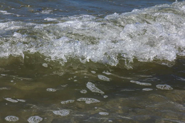 砂浜の波の泡 背景に焦点を当てます — ストック写真