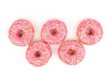 Beyaz arka planda izole edilmiş çilek kremalı ve çok renkli çörekler. Geleneksel tatlı hamur işleri. Metin için yer.