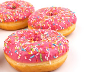 Beyaz arka planda izole edilmiş çilek kremalı ve çok renkli çörekler. Geleneksel tatlı hamur işleri. Metin için yer.