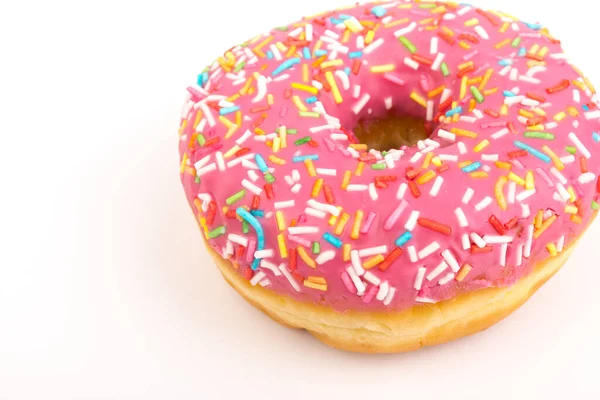 Donuts Met Aardbeienglazuur Veelkleurige Hagelslag Geïsoleerd Een Witte Achtergrond Traditionele — Stockfoto