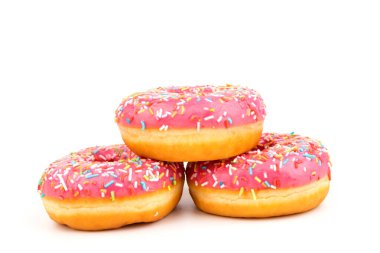 Beyaz arka planda izole edilmiş çilek kremalı ve çok renkli çörekler. Geleneksel tatlı hamur işleri. Metin için yer.