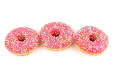 Beyaz arka planda izole edilmiş çilek kremalı ve çok renkli çörekler. Geleneksel tatlı hamur işleri. Metin için yer.