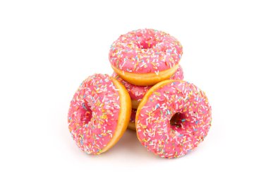 Beyaz arka planda izole edilmiş çilek kremalı ve çok renkli çörekler. Geleneksel tatlı hamur işleri. Metin için yer.