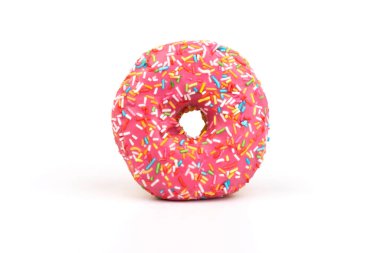 Beyaz arka planda izole edilmiş çilek kremalı ve çok renkli çörekler. Geleneksel tatlı hamur işleri. Metin için yer.