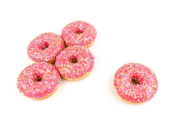 Пончики Клубничной Глазурью Разноцветными Посыпками Изолированные Белом Фоне Традиционная Сладкая — стоковое фото