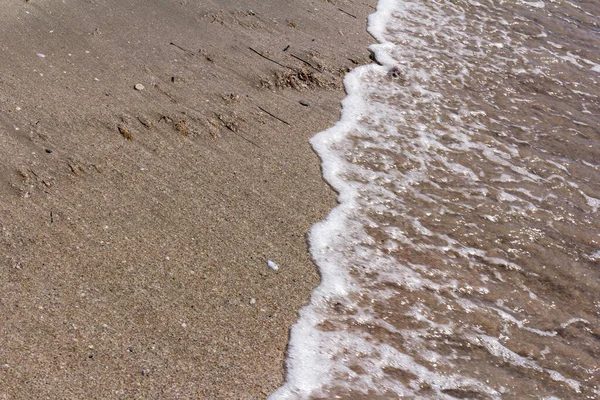 Kumsalda köpük salla. Geçmişe odaklan. Tatil kavramı.