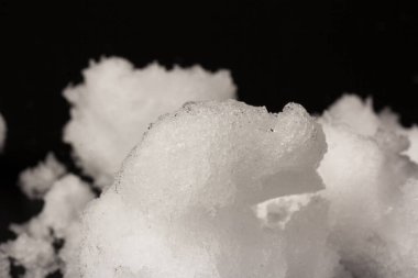 Siyah arka planda izole edilmiş beyaz kar yığını. Kar ve buzun yapısı. Yakın plan..