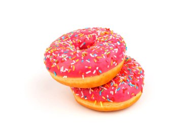 Beyaz arka planda izole edilmiş çilek kremalı ve çok renkli çörekler. Geleneksel tatlı hamur işleri. Metin için yer.