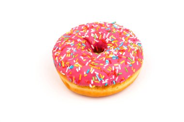 Beyaz arka planda izole edilmiş çilek kremalı ve çok renkli çörekler. Geleneksel tatlı hamur işleri. Metin için yer.