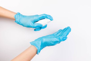 Eldivenli el dezenfektanı yakın plan. El dezenfeksiyonu iste. Coronavirus konsept afişini durdurun. Karantina sırasında antibakteriyel jel kullanarak.