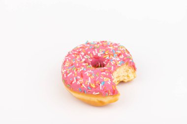 Beyaz arka planda izole edilmiş çilek kremalı ve çok renkli çörekler. Geleneksel tatlı hamur işleri. Metin için yer.