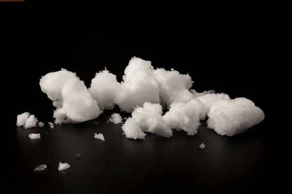 Hromada Bílého Sněhu Izolované Černém Pozadí Struktura Sněhu Ledu Detailní — Stock fotografie