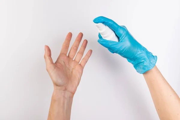 Main Une Personne Dans Gant Nitrile Bleu Pulvérise Désinfectant Sur — Photo