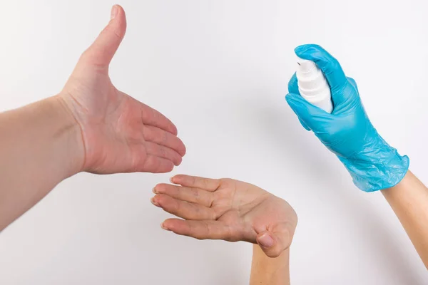 Hand Van Een Persoon Een Blauwe Handschoen Spuit Een Ontsmettingsmiddel — Stockfoto