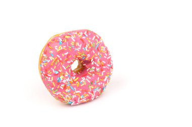 Beyaz arka planda izole edilmiş çilek kremalı ve çok renkli çörekler. Geleneksel tatlı hamur işleri. Metin için yer.