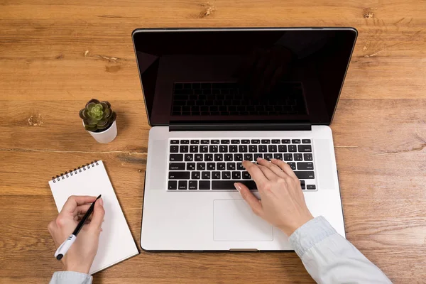 Frau Arbeitet Mit Laptop Auf Altem Holztisch Modernem Café Oder — Stockfoto