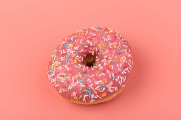 Donuts Com Cobertura Morango Polvilhas Multicoloridas Isolados Sobre Fundo Rosa — Fotografia de Stock