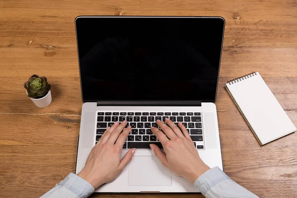 Frau Arbeitet Mit Laptop Auf Altem Holztisch Modernem Café Oder — Stockfoto