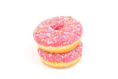 Beyaz arka planda izole edilmiş çilek kremalı ve çok renkli çörekler. Geleneksel tatlı hamur işleri. Metin için yer.