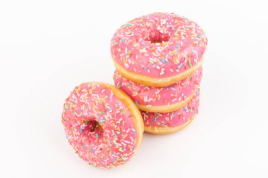 Beyaz arka planda izole edilmiş çilek kremalı ve çok renkli çörekler. Geleneksel tatlı hamur işleri. Metin için yer.