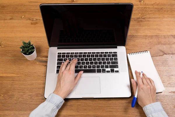 Frau Arbeitet Mit Laptop Auf Altem Holztisch Modernem Café Oder — Stockfoto