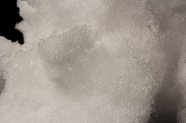 Siyah arka planda izole edilmiş beyaz kar yığını. Kar ve buzun yapısı. Yakın plan..