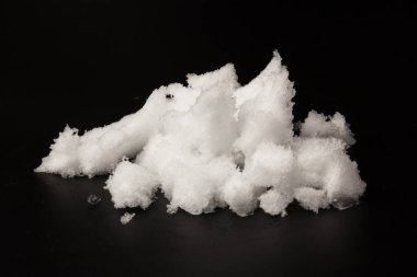 Siyah arka planda izole edilmiş beyaz kar yığını. Kar ve buzun yapısı. Yakın plan..