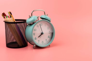 Alarm saati ve ofis malzemeleriyle stüdyo çalışma alanı. Kopyalama alanı ile