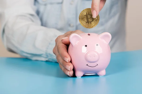 Mavi arka planda bitcoin 'li kumbara, mesaj için boşluk. Finans, tasarruf.