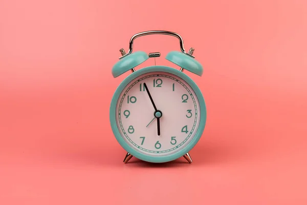 Hermoso Reloj Despertador Azul Pastel Retro Sobre Fondo Rosa Tiempo —  Fotos de Stock